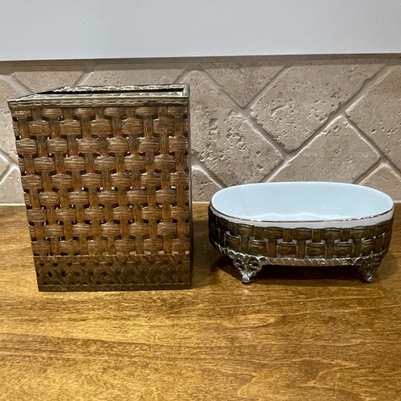 Vintage Stylebuilt vanity set Tissue holder& soap dish. - Picture 3 of 12